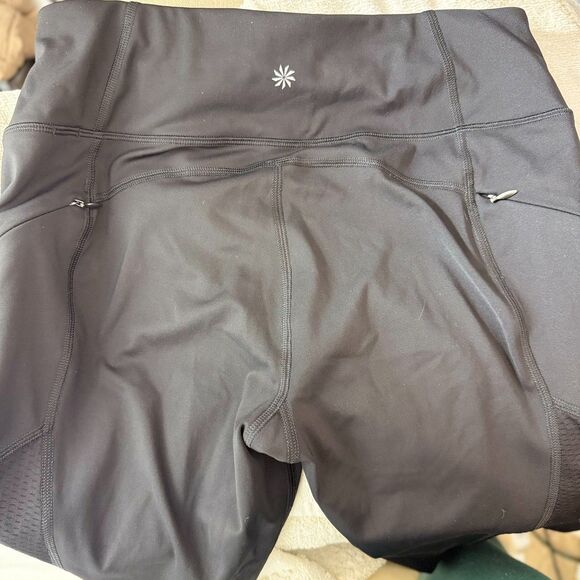 ATHLETA Mesh Contender Capri Leggings M Black Zip Pockets Athletic EUC B2 - Picture 4 of 6